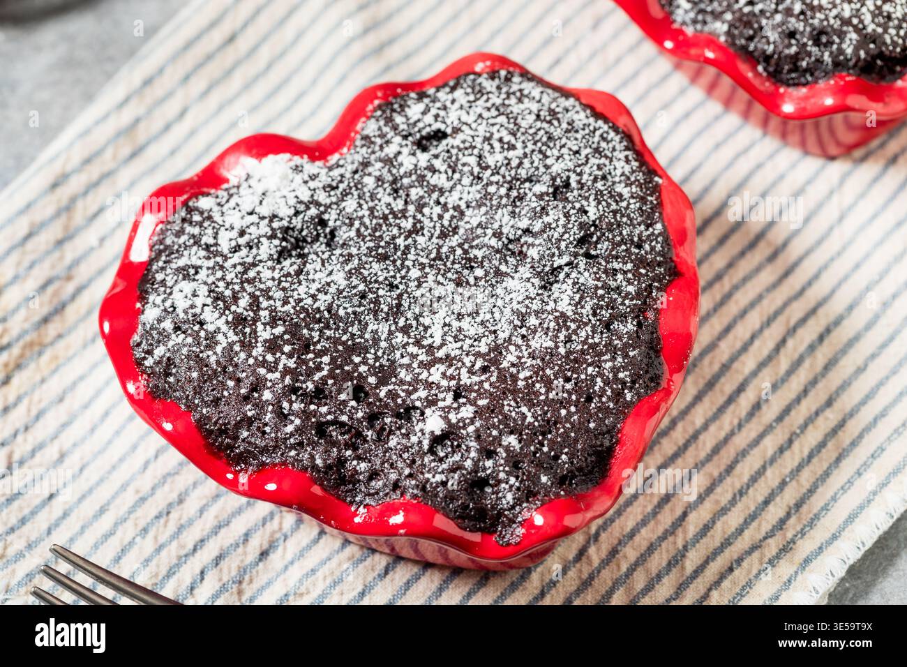 Hausgemachter herzförmiger Schokoladen-Brownie-Kuchen zum Valentinstag Stockfoto
