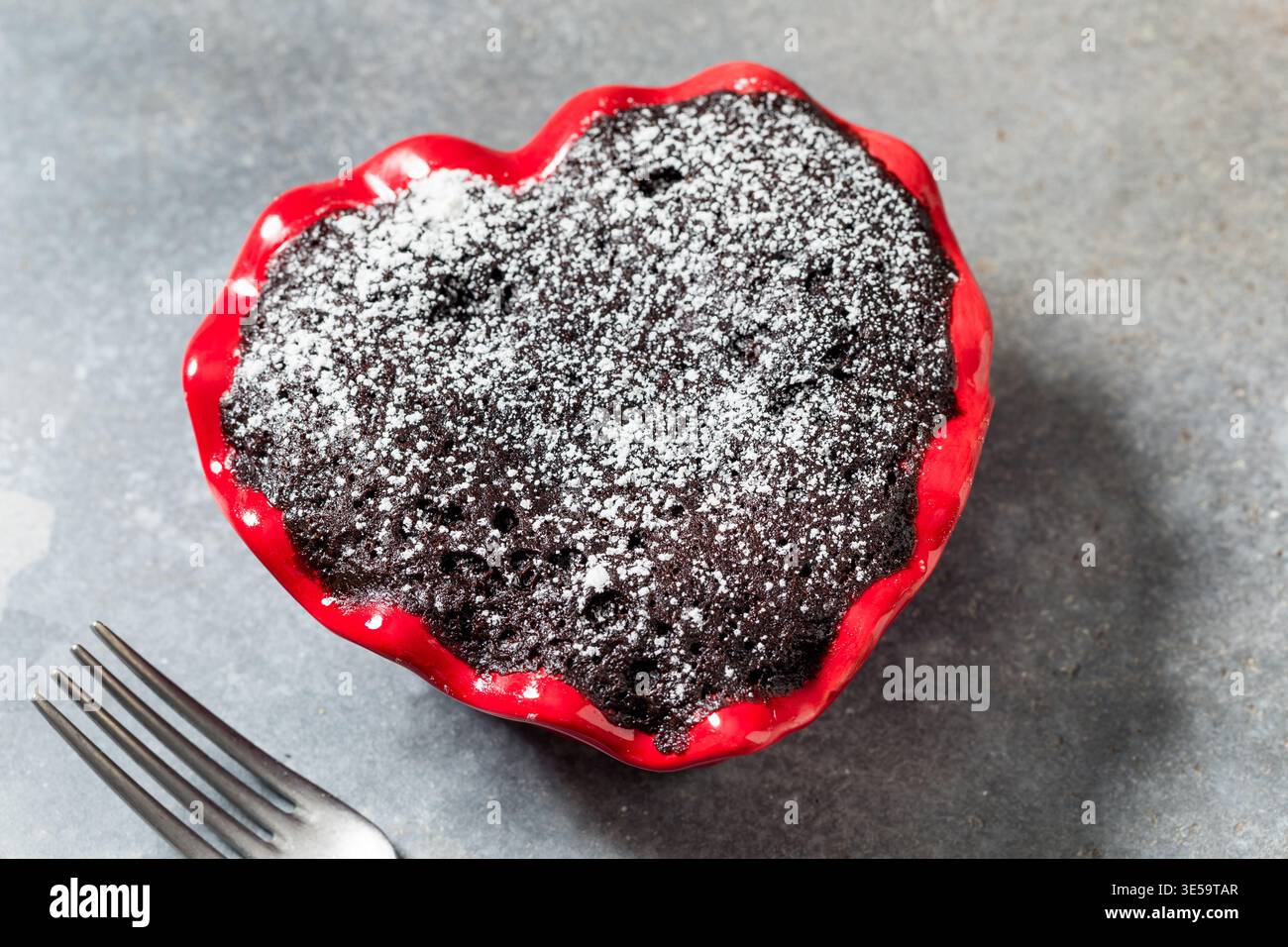 Hausgemachter herzförmiger Schokoladen-Brownie-Kuchen zum Valentinstag Stockfoto