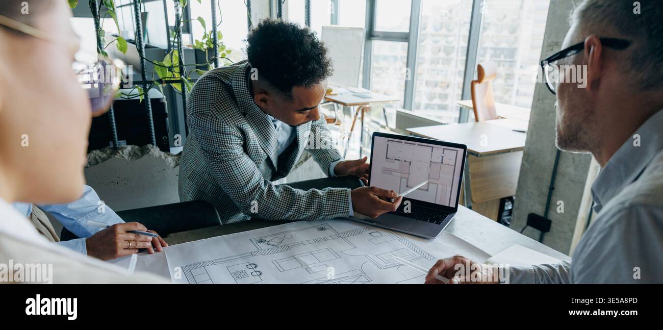 Das Business Team diskutiert Umsatzentrends und Leistungskennzahlen Stockfoto