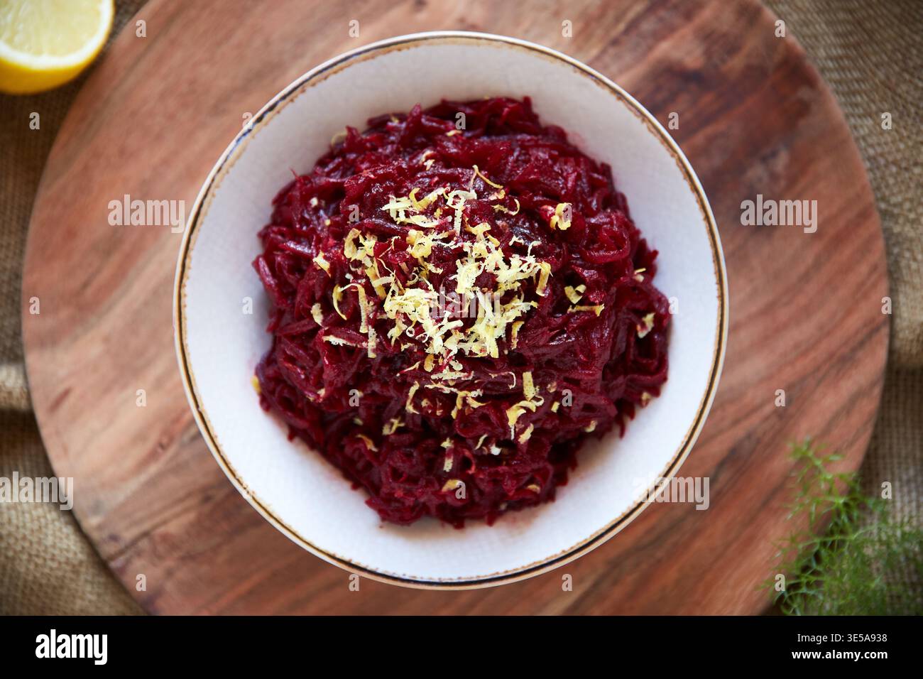 Oben, Essen und Brokkoli in Schüssel mit gesunder Ernährung, Zitronenspäne und veganer Küche für Wellness. Vegetarisch, Rezept oder Gemüsegericht mit Obst Stockfoto