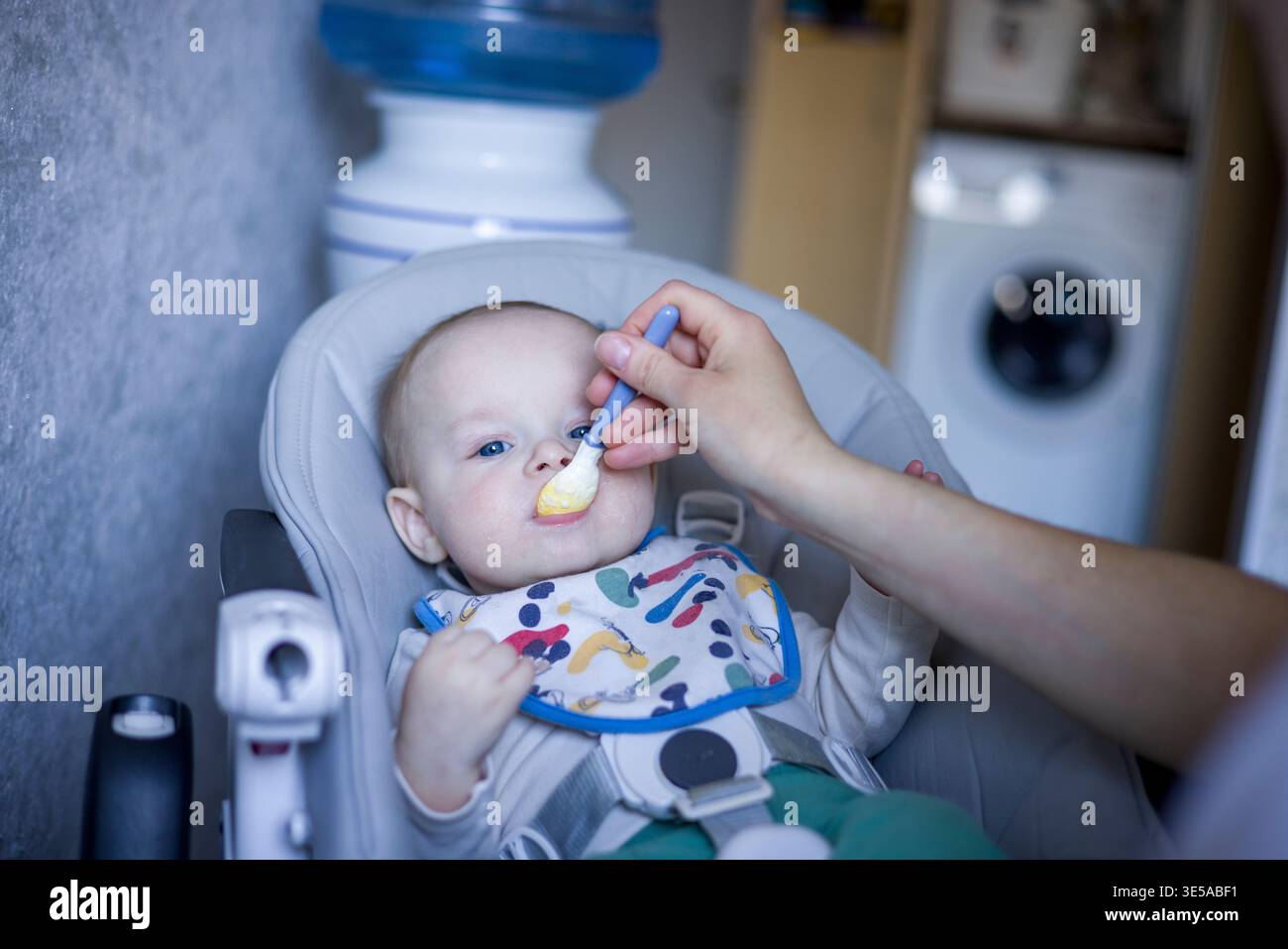 Wissbegierige Säuglingsschmecker-Mahlzeit. Das Junge Baby Untersucht Eifrig Den Geschmack Interessanter Neuer Mahlzeiten. Neugierige Säuglinge Erleben Die Erste Verkostung Von Lebensmitteln Mit Stockfoto