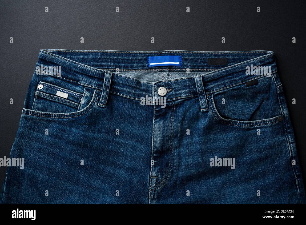 Blaue Jeans auf dunklem Hintergrund für einen lässigen modischen Stil Stockfoto