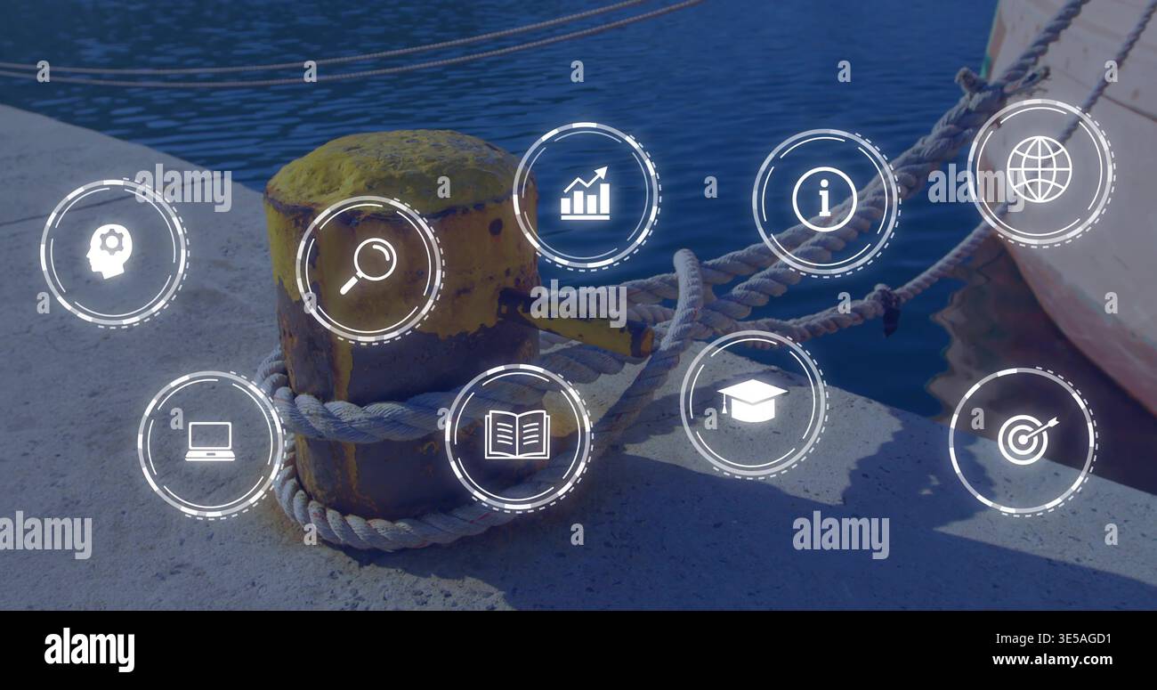 Befestigung des gelben Schiffspollers zur Verankerung dicker geflochtener Seile am Pier, mit Bootsrumpf und digitalen Symbolen Stockfoto