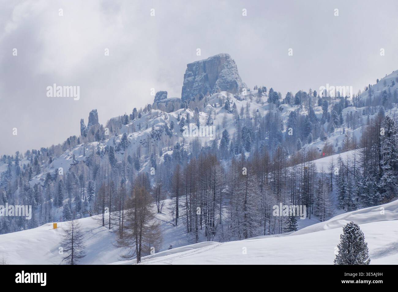 Blick auf die Berge vom falzarego Pass dolomiten Wintersaison Stockfoto