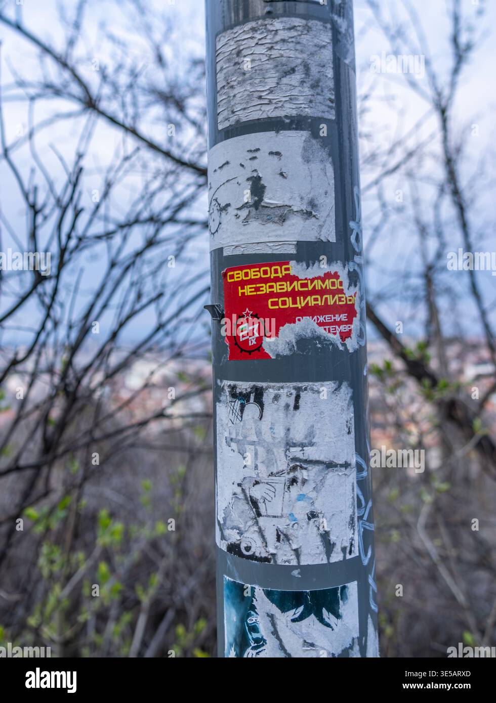 Linke Propaganda und sozialistische politische Aufkleber in der bulgarischen Stadtstraße. Stockfoto