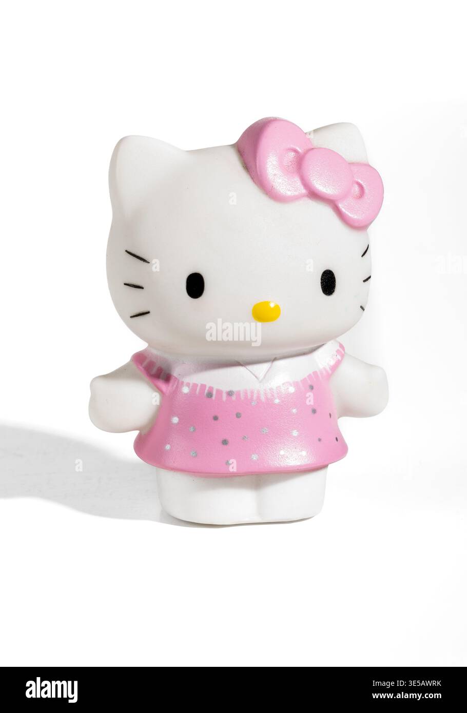 Mailand, Lombardei, Italien, 4. Februar 2026: Hello Kitty Figur trägt ein rosafarbenes Kleid mit passender Schleife Stockfoto
