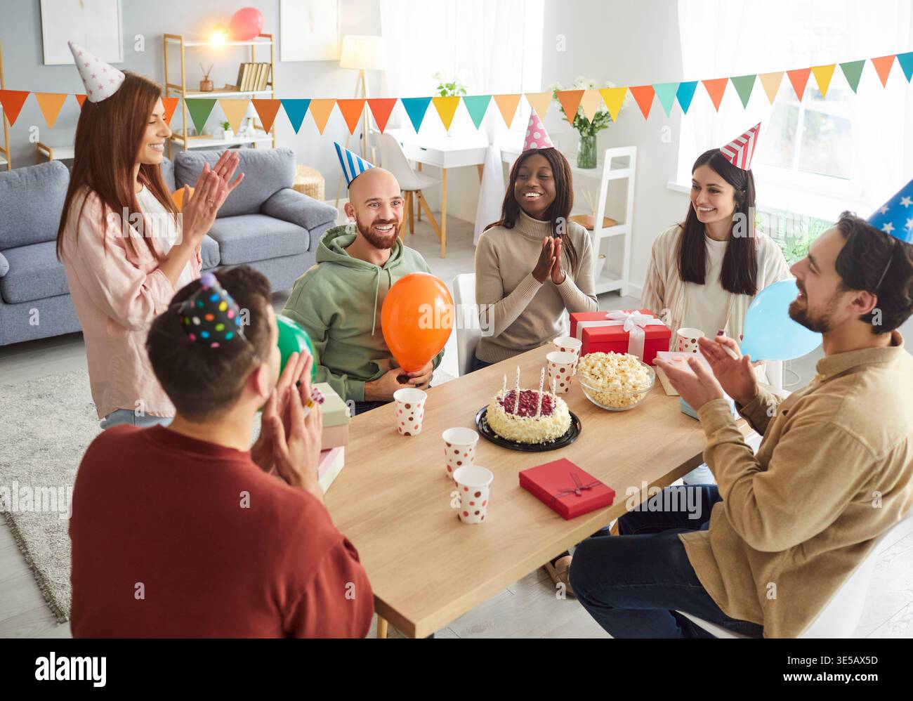 Freunde Feiern Geburtstagsfeier Mit Kuchen Stockfoto