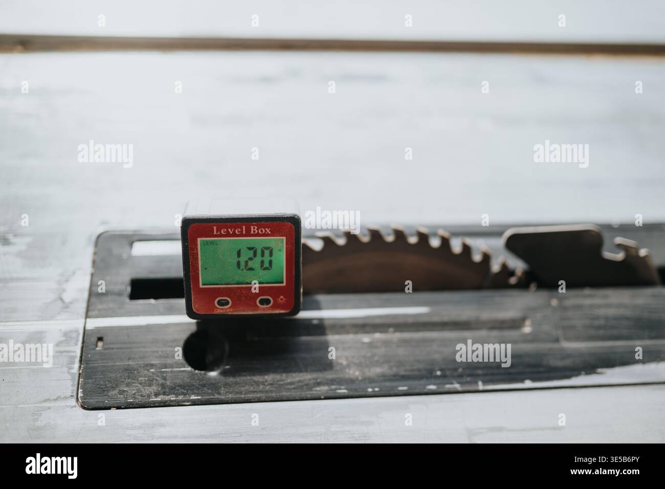 Digitale Ebene am Tischsägeblatt in Werkstattmesswinkel für Holzbearbeitungsprojekte Stockfoto