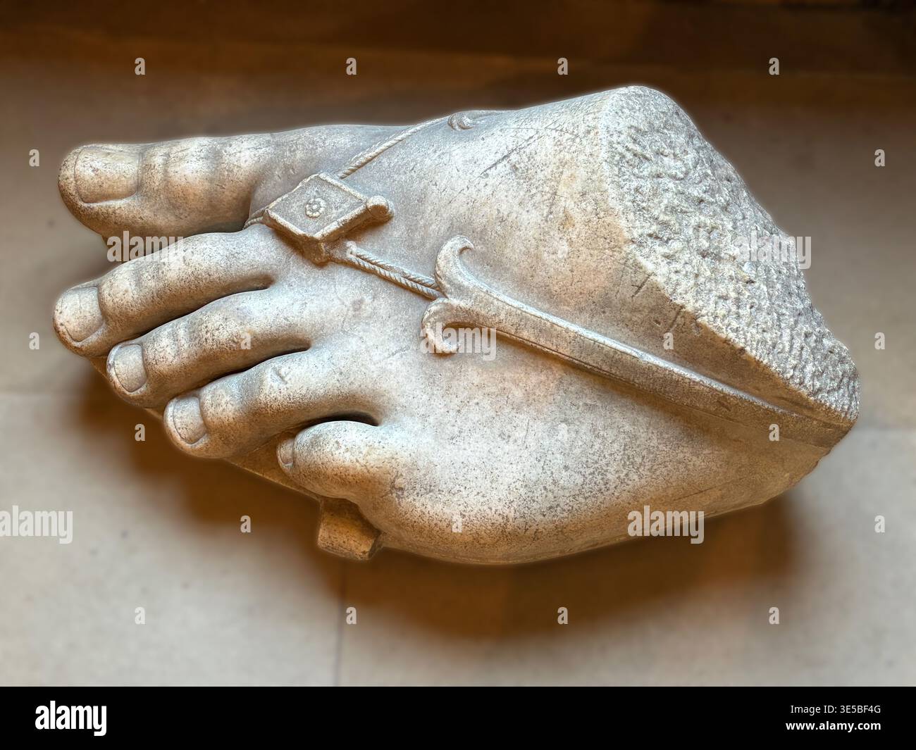 Griechische kolossale antike Marmorfußskulptur mit Einem Sandalen Antiken Klassischen Museum aus Nahaufnahme Stockfoto