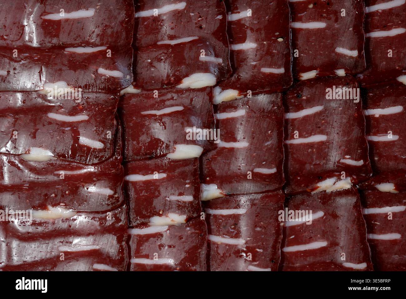 Dünne Basturmscheiben lagen wunderschön angeordnet, bereit zum Verkosten und Genießen. Stockfoto