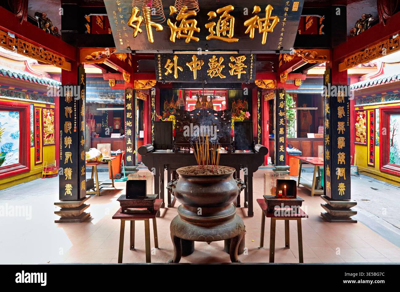 Besucher erkunden einen Tempel in Ho-Chi-Minh-Stadt und erleben lokale Bräuche und Traditionen. Weihrauch brennt, wenn Menschen Respekt erweisen. Stockfoto