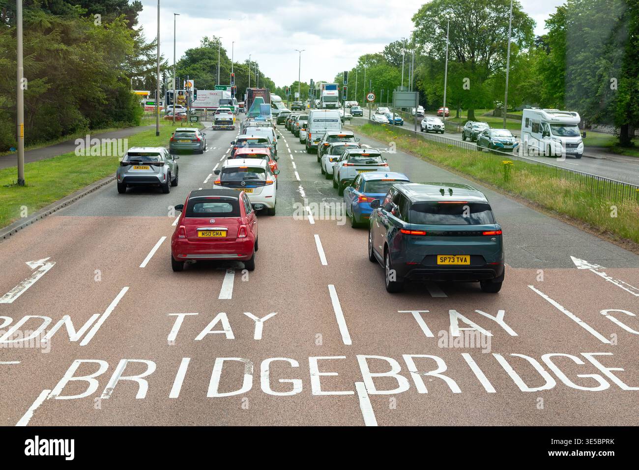 Verkehr wartet an einer Kreuzung auf dem Kingsway Dundee Stockfoto
