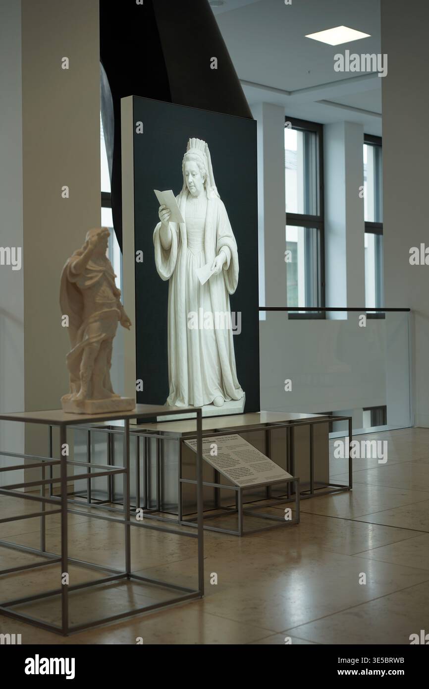 Berlin, Deutschland - 1. April 2026: Foto eines KI-generierten Porträts von Sophia der Pfalz im Humboldt Forum Ausstellung „relevant für das System“. Stockfoto