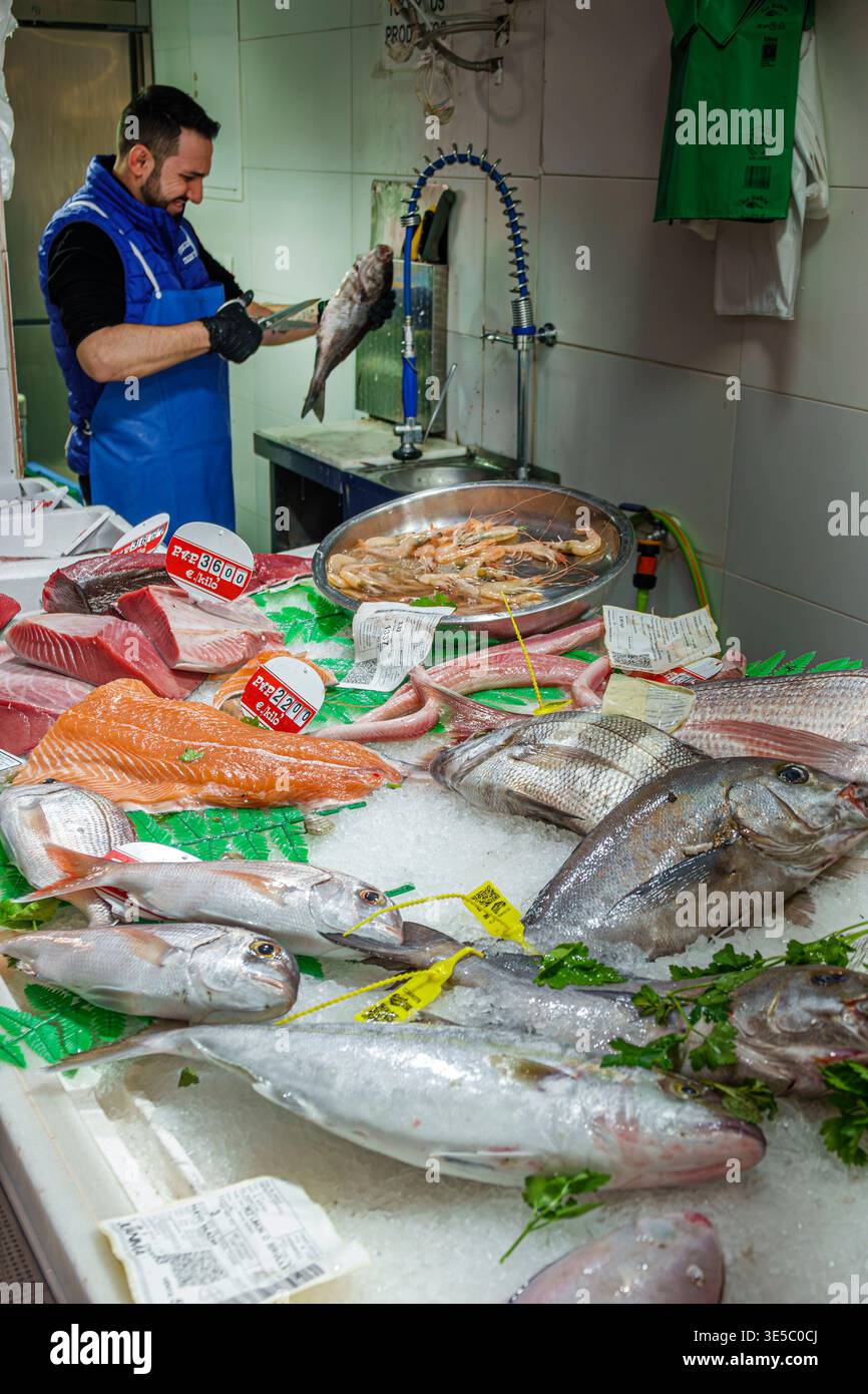 Malaga Spanien, Andalusien, El Molinillo Capuchinos, Mercado Municipal de Salamanca, Lebensmittelmarkt in der Nachbarschaft, Fischhändler Mann Erwachsene männliche Arbeiter, die Whol vorbereiten Stockfoto