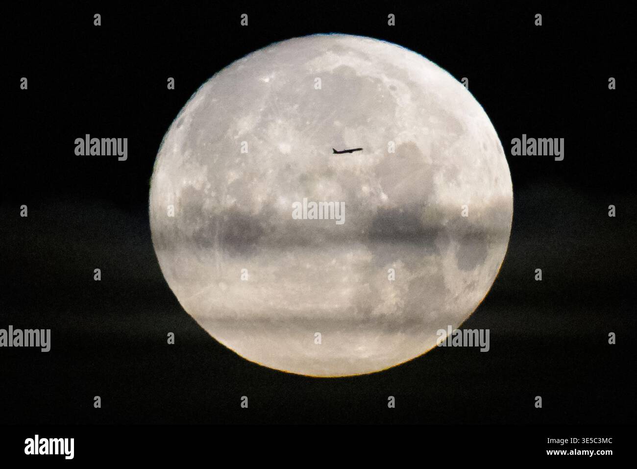 Kennedy Space Center, Vereinigte Staaten von Amerika. April 2026. Ein kommerzielles Linienflugzeug wird vom Vollmond umrahmt, als die NASA Artemis II Space Launch System-Rakete mit dem Orion-Raumschiff auf den ersten bemannten Mond seit 1972, dem 1. April 2026, in Cape Canaveral, Florida, startete. Quelle: Bill Ingalls/NASA/Alamy Live News Stockfoto