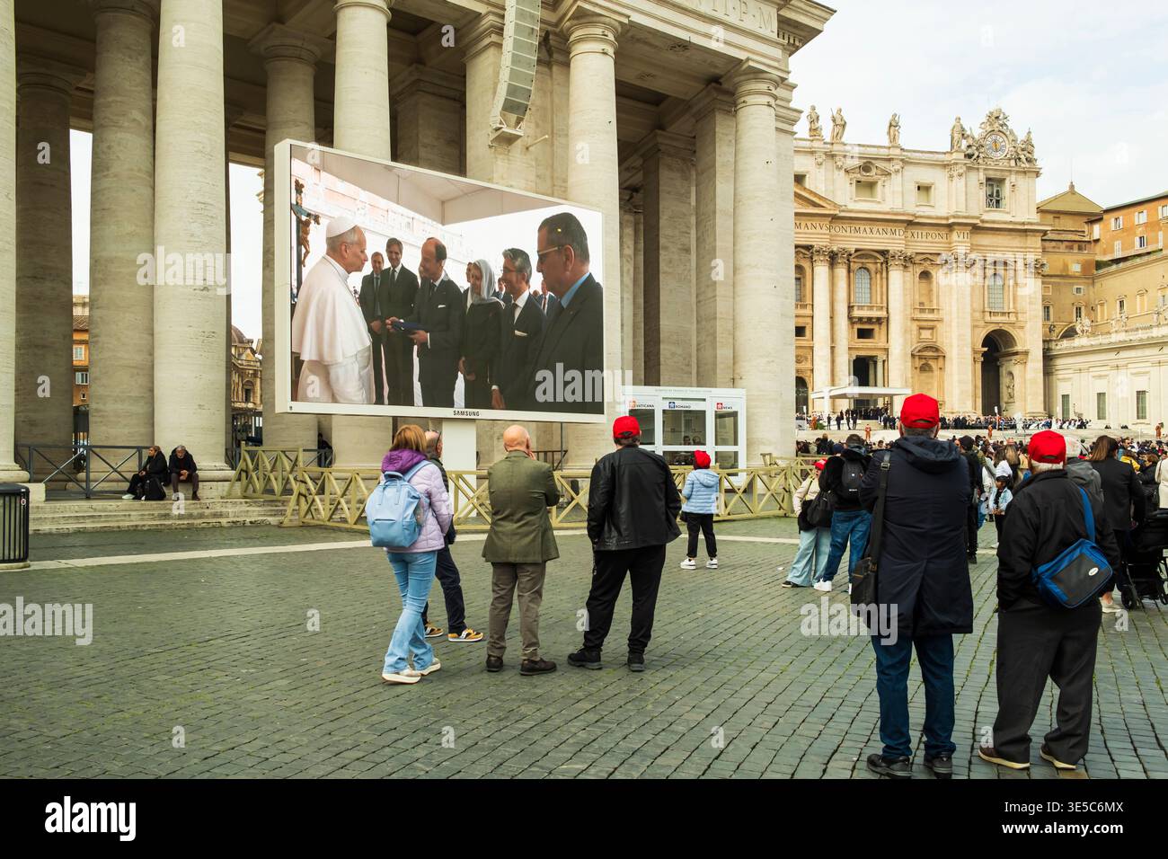 Besucher versammelten sich auf einer großen Leinwand auf dem Petersplatz, die die päpstliche Audienz mit Papst Leo XIV. Rom, Italien, zeigte. Stockfoto