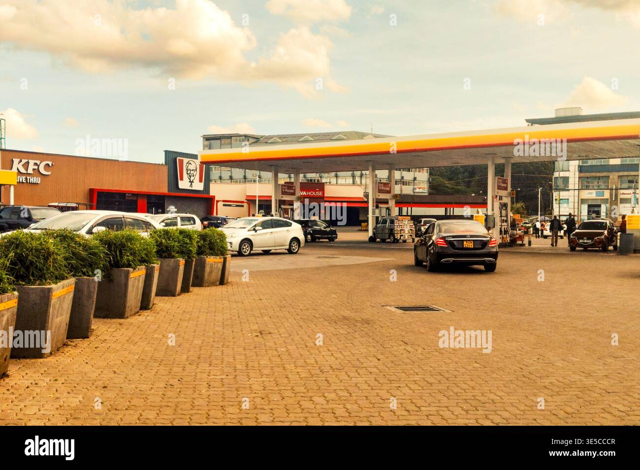31. März 2026 – Panoramablick auf die Shell Tankstelle im Karen Shopping Centre, Nairobi, Kenia – geschäftiger Tankstelle mit KFC, Java House und Commercial Stockfoto