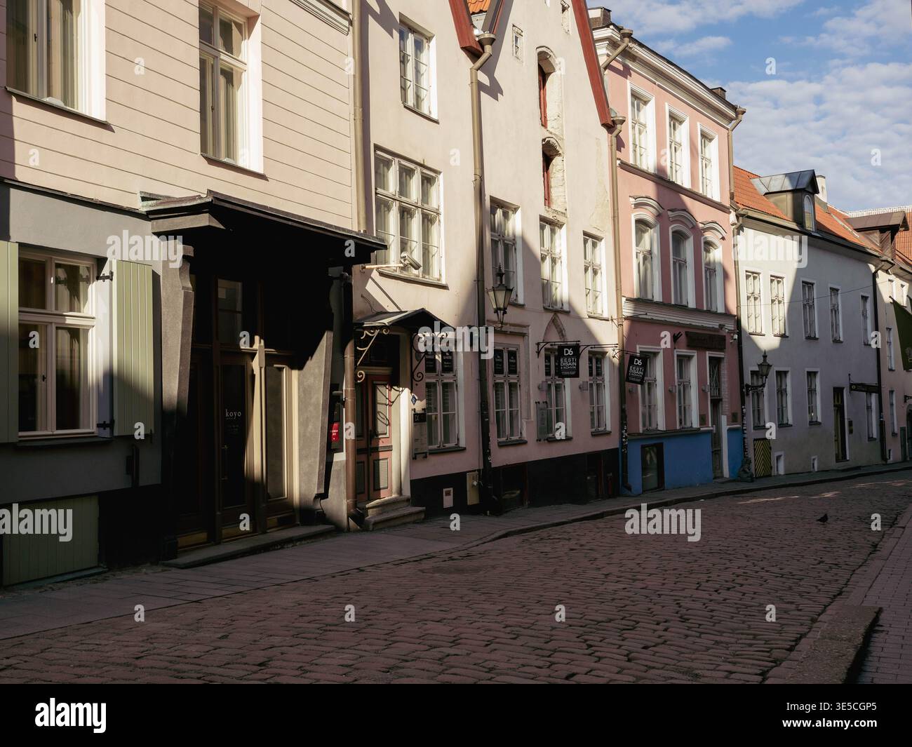 Farbenfrohe historische Gebäude und Kopfsteinpflasterstraße in der Altstadt von Tallinn, Estland, an einem sonnigen Frühlingsmorgen Stockfoto