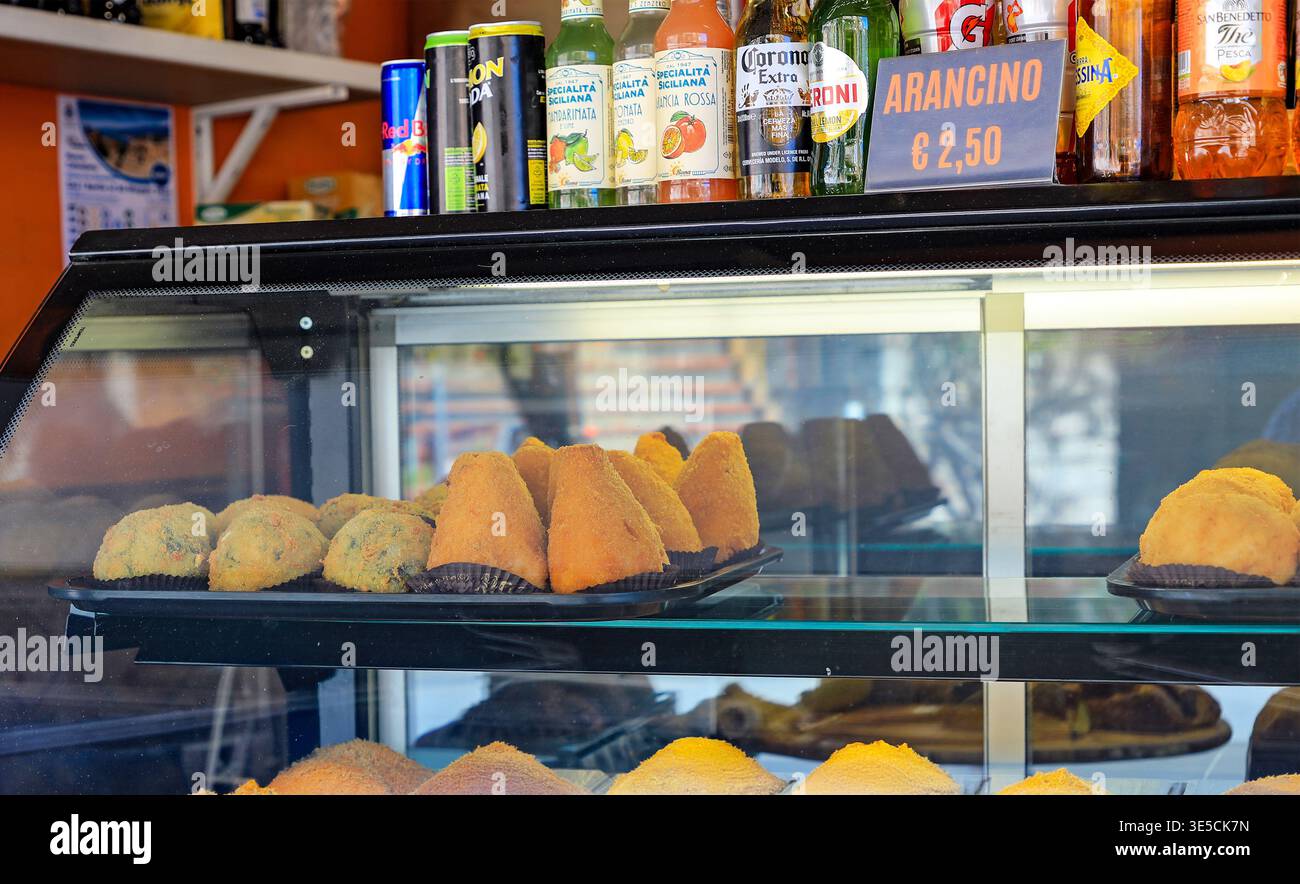 Ein Geschäft mit Arancino, ikonischem sizilianischem Street Food, frittierten, panierten Reisbällchen, Taormina, Sizilien, Italien, Europa Stockfoto