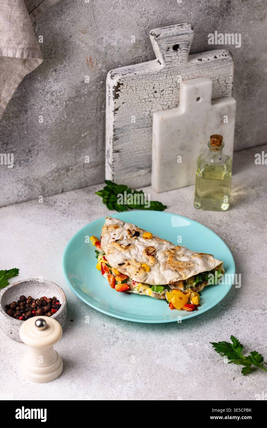 Traditioneller mexikanischer Snack Quesadilla mit Gemüse Stockfoto