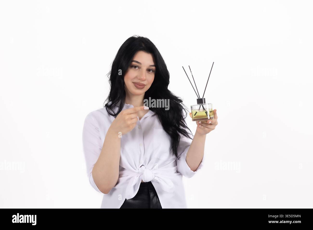 Die junge Frau riecht nach Hause Aroma-Diffusor-Sticks Stockfoto