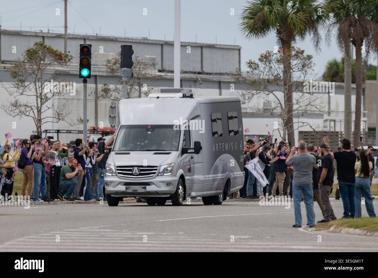 1. April 2026: Die Artemis II-Astronauten der NASA werden im Astro-Van zur SLS-Rakete transportiert, um in die Orion-Kapsel zu gelangen. Quelle: Brandon Moser/Alamy Live News Stockfoto