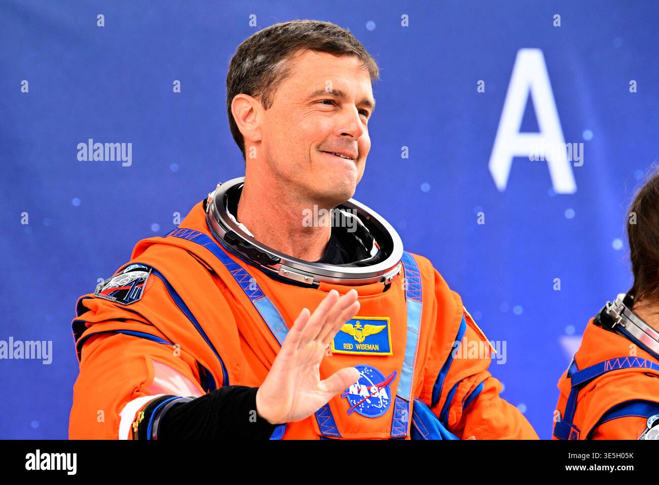 Der Artemis II Crew Commander und NASA-Astronaut Reid Wiseman winkt Familie und Medien zu, nachdem sie am Mittwoch, 1. April 2026, das O&C Building im Kennedy Space Center, Florida, verlassen haben. Wiseman wird die Artemis II-Mission kommandieren, die den Mond umkreisen soll. Es ist die erste bemannte Mondreise seit 1972. Foto: Joe Marino/UPI Credit: UPI/Alamy Live News Stockfoto