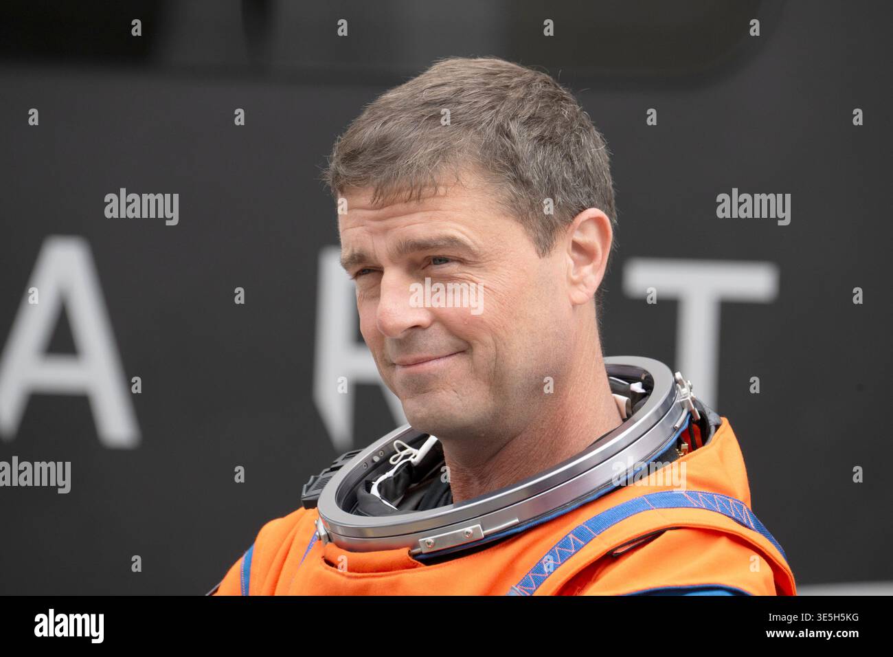 Der Artemis II Crew Commander und NASA-Astronaut Reid Wiseman spricht mit Familie und Medien, nachdem er am Mittwoch, 1. April 2026, das O&C Building im Kennedy Space Center, Florida, verlassen hat. Wiseman wird die Artemis II-Mission kommandieren, die den Mond umkreisen soll. Es ist die erste bemannte Mondreise seit 1972. Foto: Joe Marino/UPI Credit: UPI/Alamy Live News Stockfoto