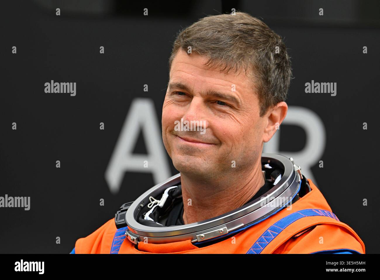 Der Artemis II Crew Commander und NASA-Astronaut Reid Wiseman lächelt, nachdem er am Mittwoch, 1. April 2026, aus dem O&C Building im Kennedy Space Center, Florida, gelaufen ist. Wiseman wird die Artemis II-Mission kommandieren, die den Mond umkreisen soll. Es ist die erste bemannte Mondreise seit 1972. Foto: Joe Marino/UPI Credit: UPI/Alamy Live News Stockfoto