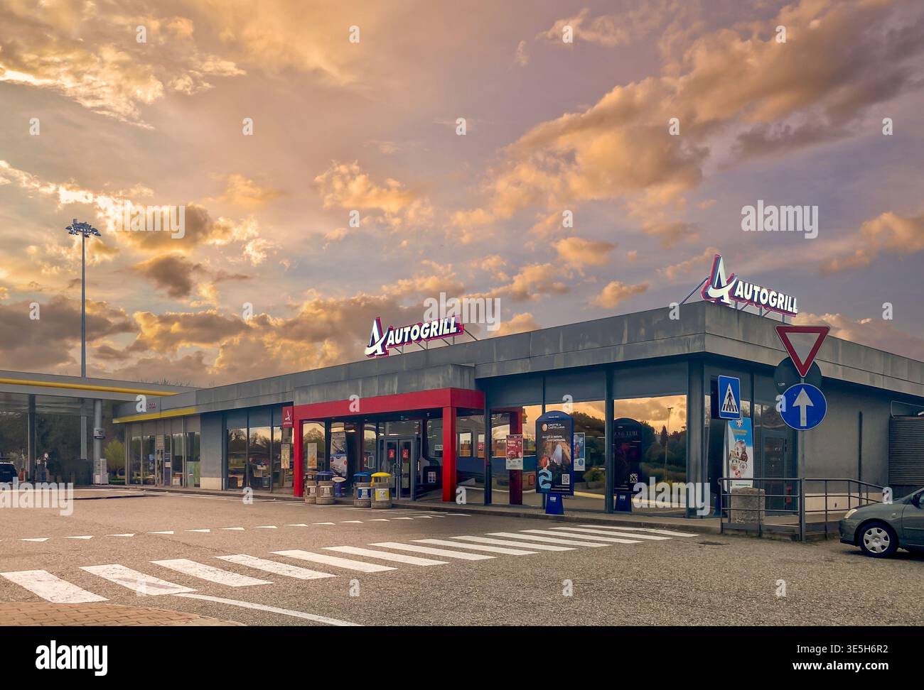 Magliano Sabina, Rieti, Italien – 31. März 2026: Raststätte des Restaurants Autogrill am Servicebereich Flaminia Ovest an der Autobahn A1 Autostrada del Sole, mit Stockfoto