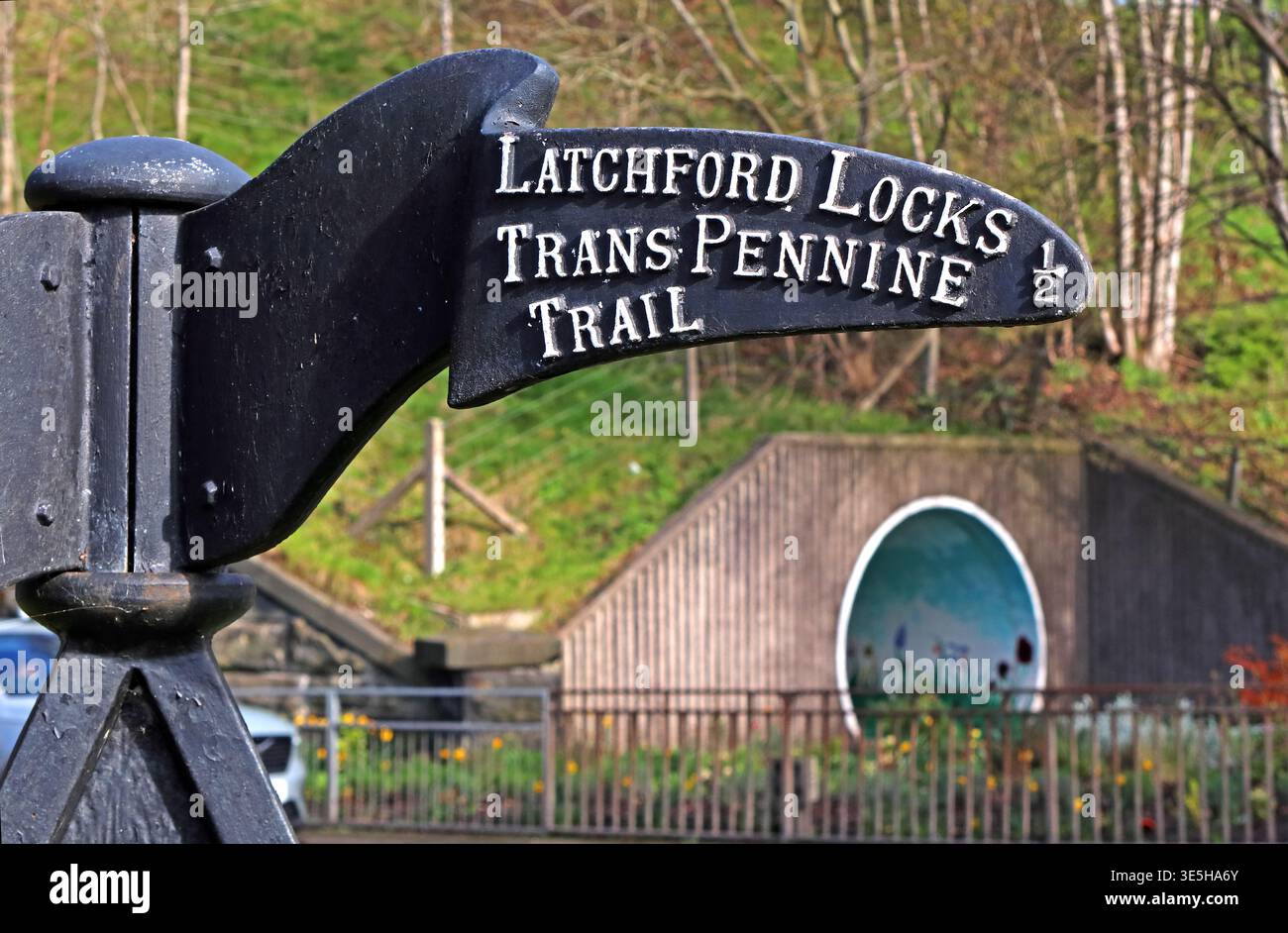 Latchford Locks Trans Pennine Trail-Schild mit Blick auf den Kanaltunnel, Warrington, Cheshire, England, UK. Stockfoto
