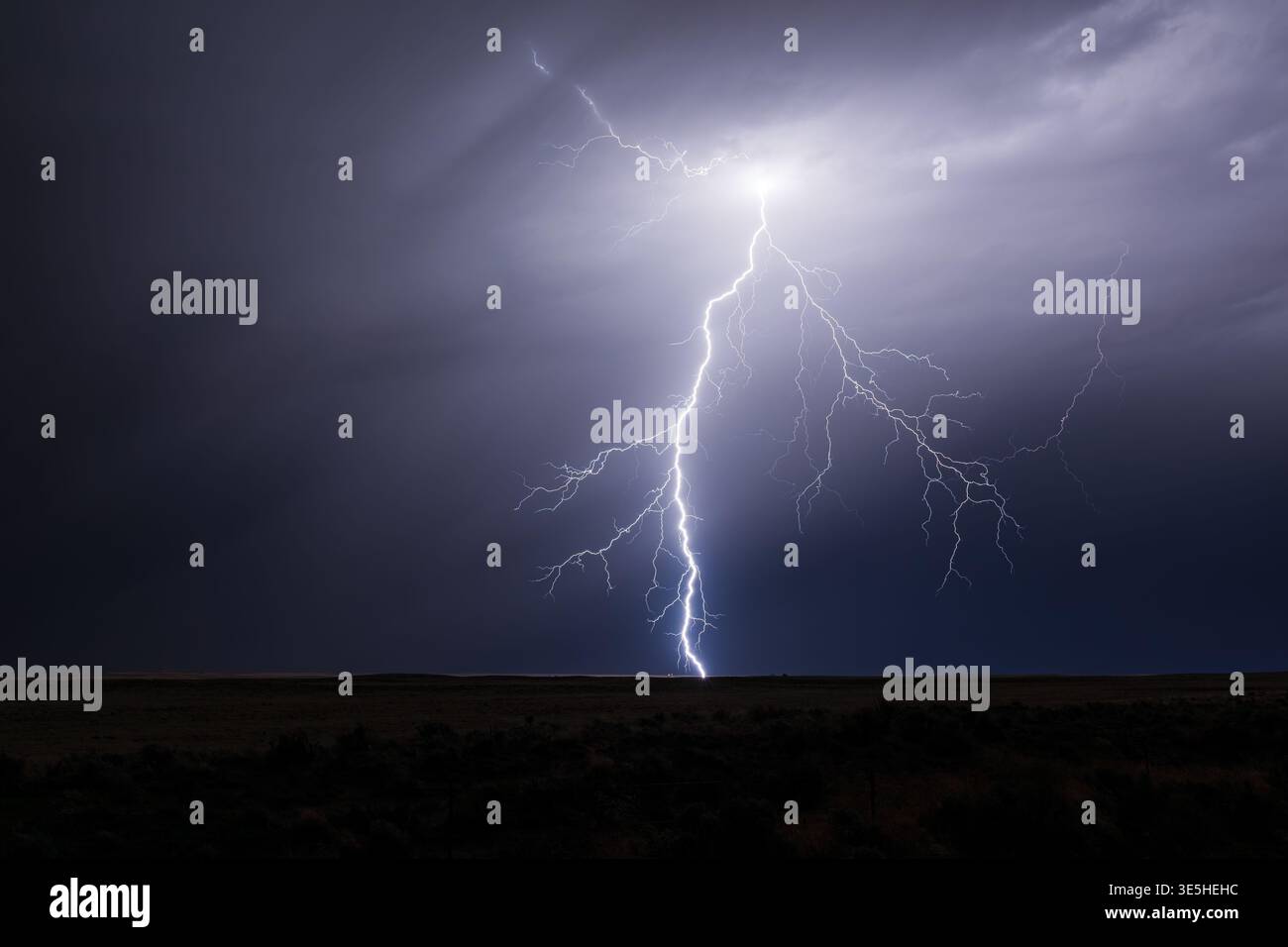 Gewitter mit Wolken-Erde-Blitz Stockfoto