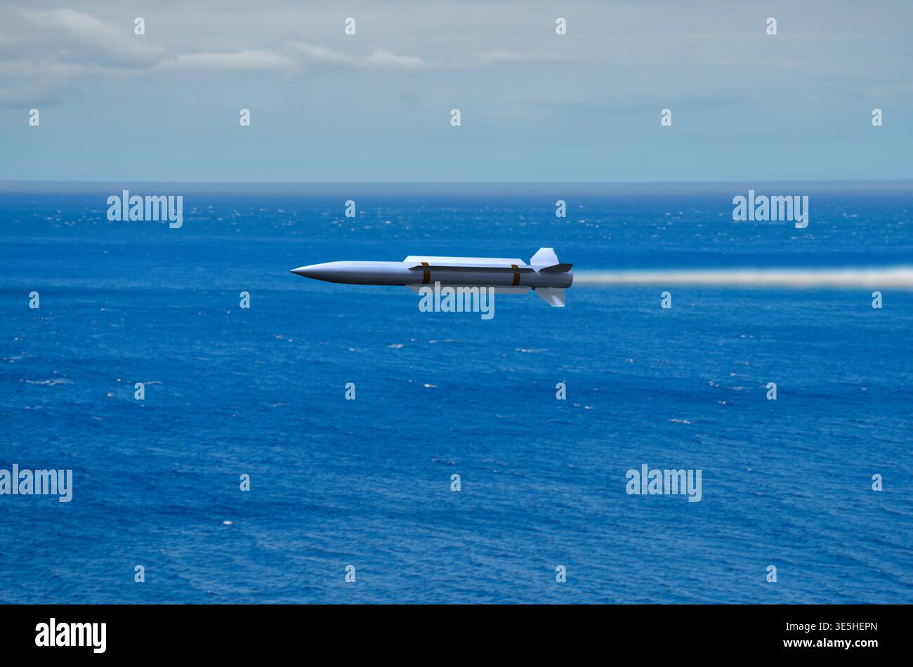 Kreuzfahrtrakete, die mit hoher Geschwindigkeit über dem offenen Ozean fliegen. Stockfoto