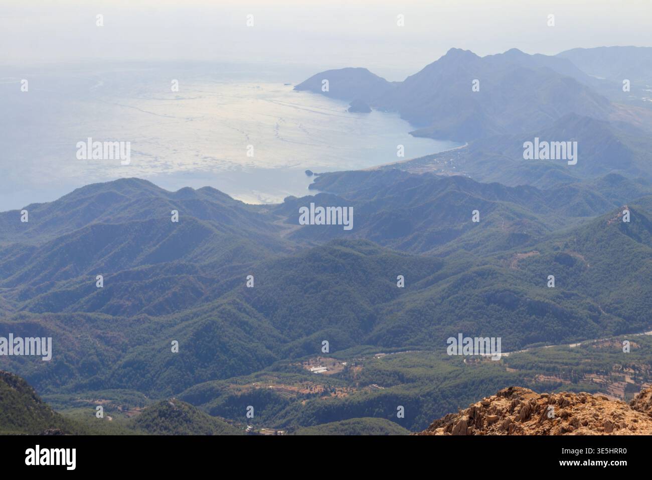 Blick auf das Taurusgebirge und das Mittelmeer von einem Gipfel des Tahtali Berges in der Nähe von Kemer, Provinz Antalya in der Türkei Stockfoto