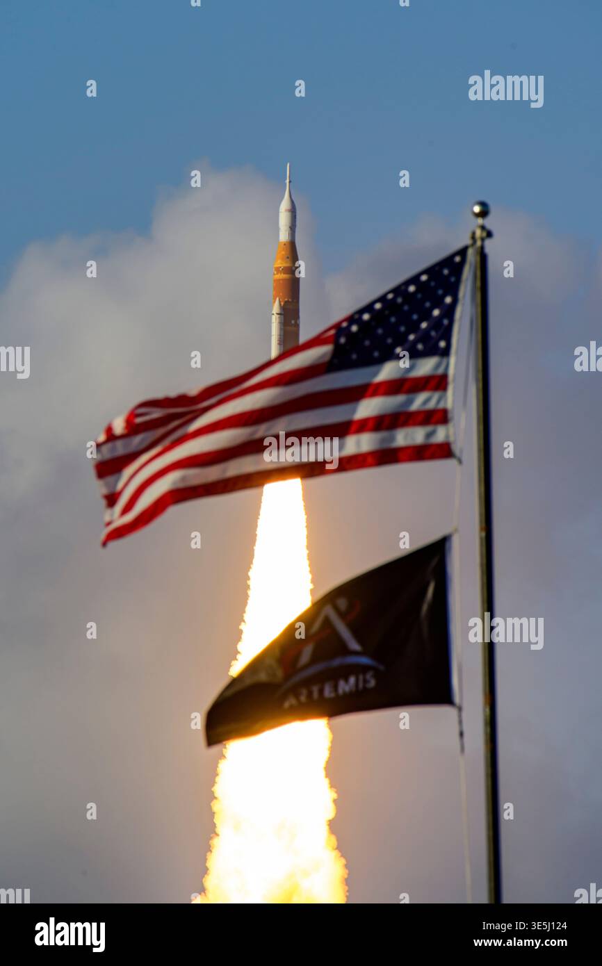 Merritt Island, Florida, USA. April 2026. Ein NASA Space Launch System (SLS) mit dem Orion-Raumschiff mit den Artemis II-Astronauten hebt am 1. April 2026 um 18:35 Uhr EDT vom Starterkomplex 39B (LC-39B) im Kennedy Space Center der NASA ab. Das Orion-Raumschiff ist auf dem Weg, um den Mond zu umkreisen. (Kreditbild: © Jennifer Briggs/ZUMA Press Wire) NUR REDAKTIONELLE VERWENDUNG! Nicht für kommerzielle ZWECKE! Stockfoto