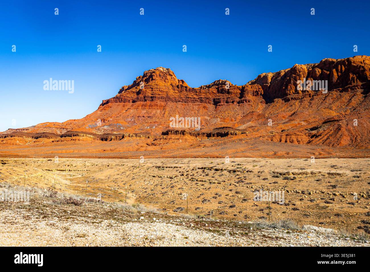Die Straße führt durch die Landschaft des Marble Canyon mit farbenfrohen roten Bergen und Wüstengelände Stockfoto