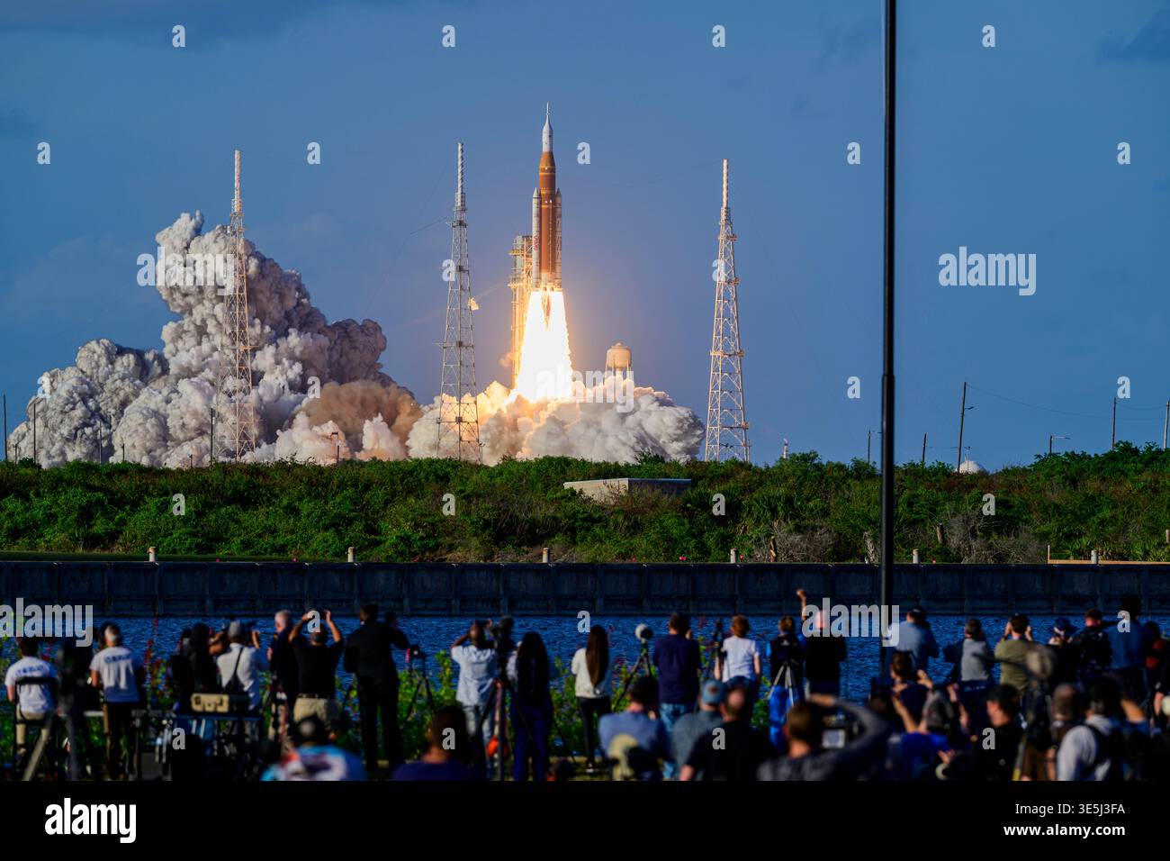 Merritt Island, Florida, USA. April 2026. Ein NASA Space Launch System (SLS) mit dem Orion-Raumschiff mit den Artemis II-Astronauten hebt am 1. April 2026 um 18:35 Uhr EDT vom Starterkomplex 39B (LC-39B) im Kennedy Space Center der NASA ab. Das Orion-Raumschiff ist auf dem Weg, um den Mond zu umkreisen. (Kreditbild: © Jennifer Briggs/ZUMA Press Wire) NUR REDAKTIONELLE VERWENDUNG! Nicht für kommerzielle ZWECKE! Stockfoto
