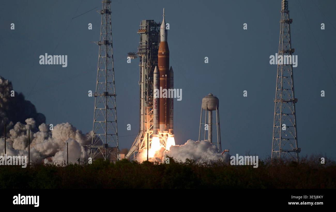 Merritt Island, Florida, USA. April 2026. Ein NASA Space Launch System (SLS) mit dem Orion-Raumschiff mit den Artemis II-Astronauten hebt am 1. April 2026 um 18:35 Uhr EDT vom Starterkomplex 39B (LC-39B) im Kennedy Space Center der NASA ab. Das Orion-Raumschiff ist auf dem Weg, um den Mond zu umkreisen. (Kreditbild: © Charles Briggs/ZUMA Press Wire) NUR REDAKTIONELLE VERWENDUNG! Nicht für kommerzielle ZWECKE! Stockfoto