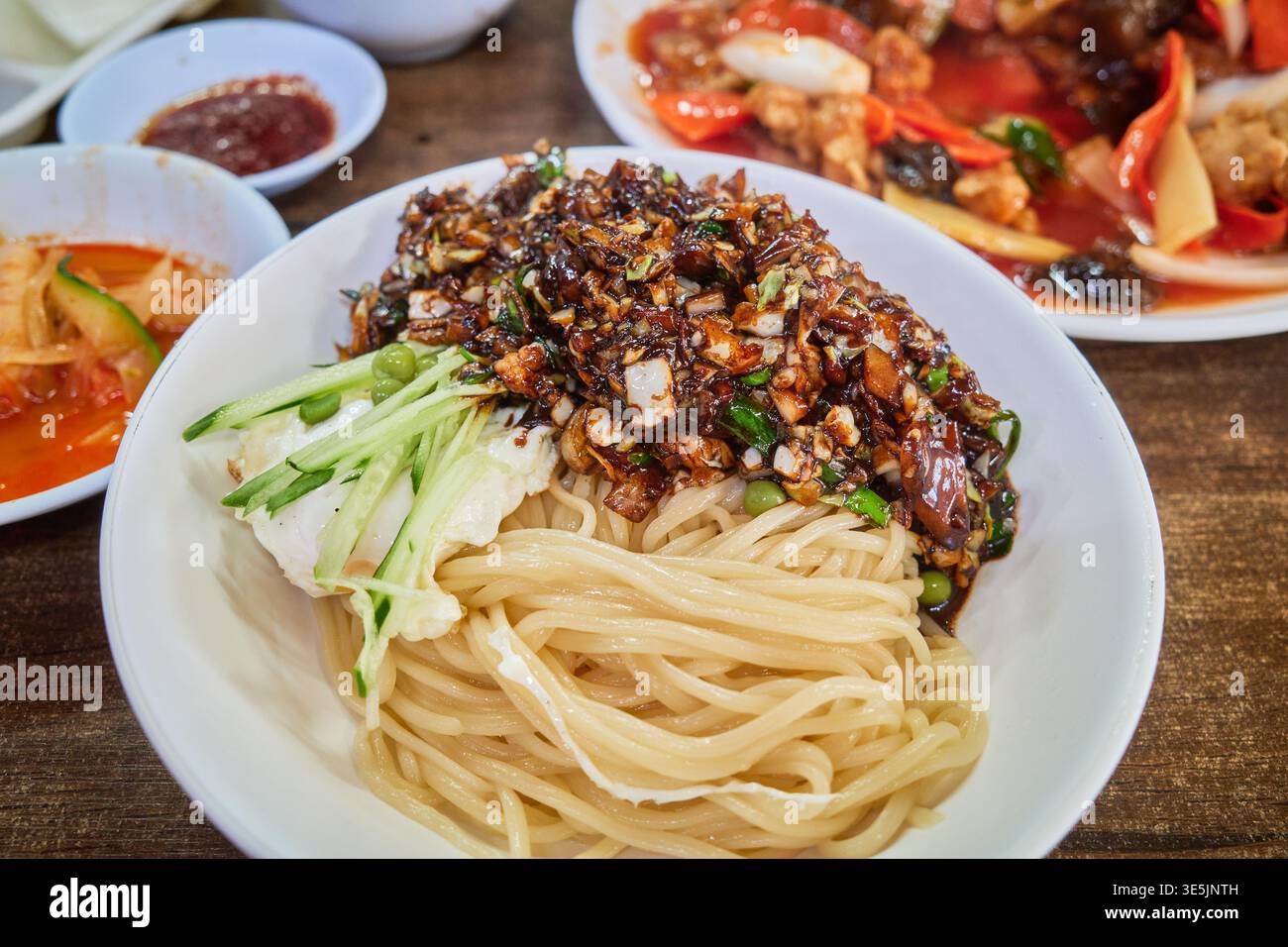 Ganjjajang ist ein beliebtes koreanisch-chinesisches Nudelgericht mit dicker, herzhafter schwarzer Bohnensoße. Stockfoto