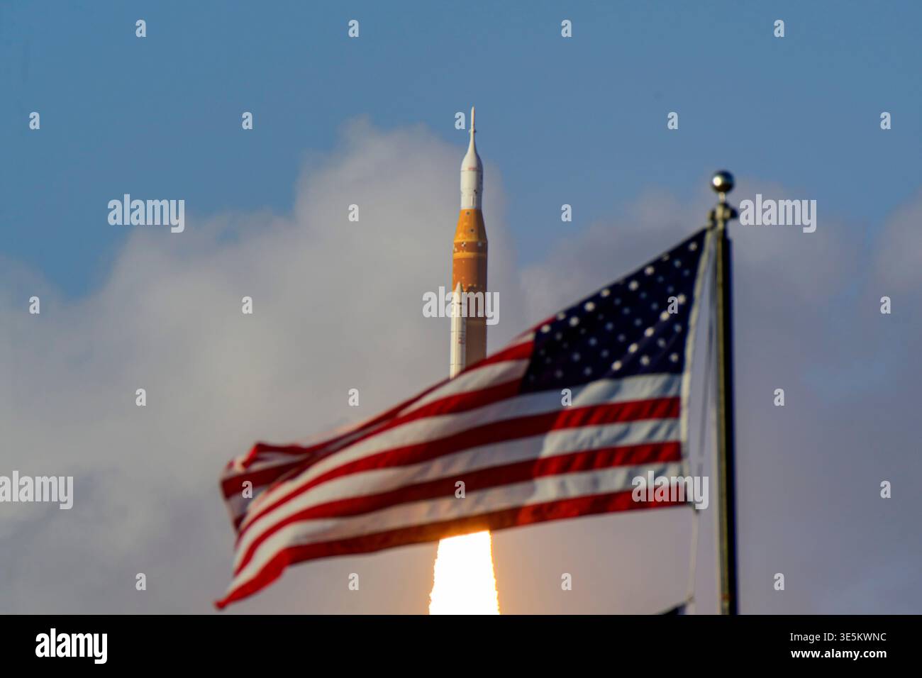 Merritt Island, Florida, USA. April 2026. Ein NASA Space Launch System (SLS) mit dem Orion-Raumschiff mit den Artemis II-Astronauten hebt am 1. April 2026 um 18:35 Uhr EDT vom Starterkomplex 39B (LC-39B) im Kennedy Space Center der NASA ab. Das Orion-Raumschiff ist auf dem Weg, um den Mond zu umkreisen. (Kreditbild: © Jennifer Briggs/ZUMA Press Wire) NUR REDAKTIONELLE VERWENDUNG! Nicht für kommerzielle ZWECKE! Stockfoto