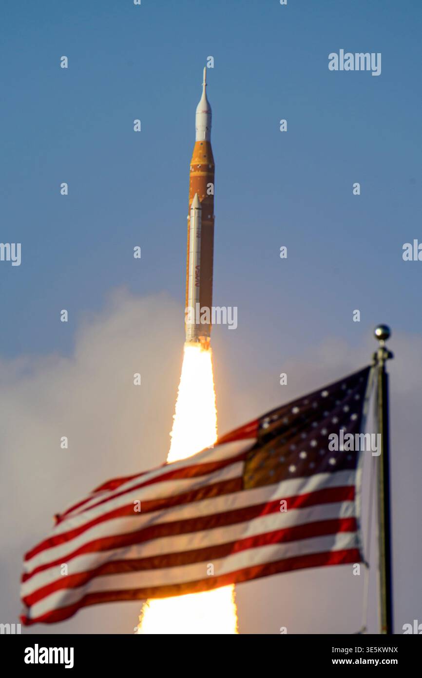 Merritt Island, Florida, USA. April 2026. Ein NASA Space Launch System (SLS) mit dem Orion-Raumschiff mit den Artemis II-Astronauten hebt am 1. April 2026 um 18:35 Uhr EDT vom Starterkomplex 39B (LC-39B) im Kennedy Space Center der NASA ab. Das Orion-Raumschiff ist auf dem Weg, um den Mond zu umkreisen. (Kreditbild: © Jennifer Briggs/ZUMA Press Wire) NUR REDAKTIONELLE VERWENDUNG! Nicht für kommerzielle ZWECKE! Stockfoto