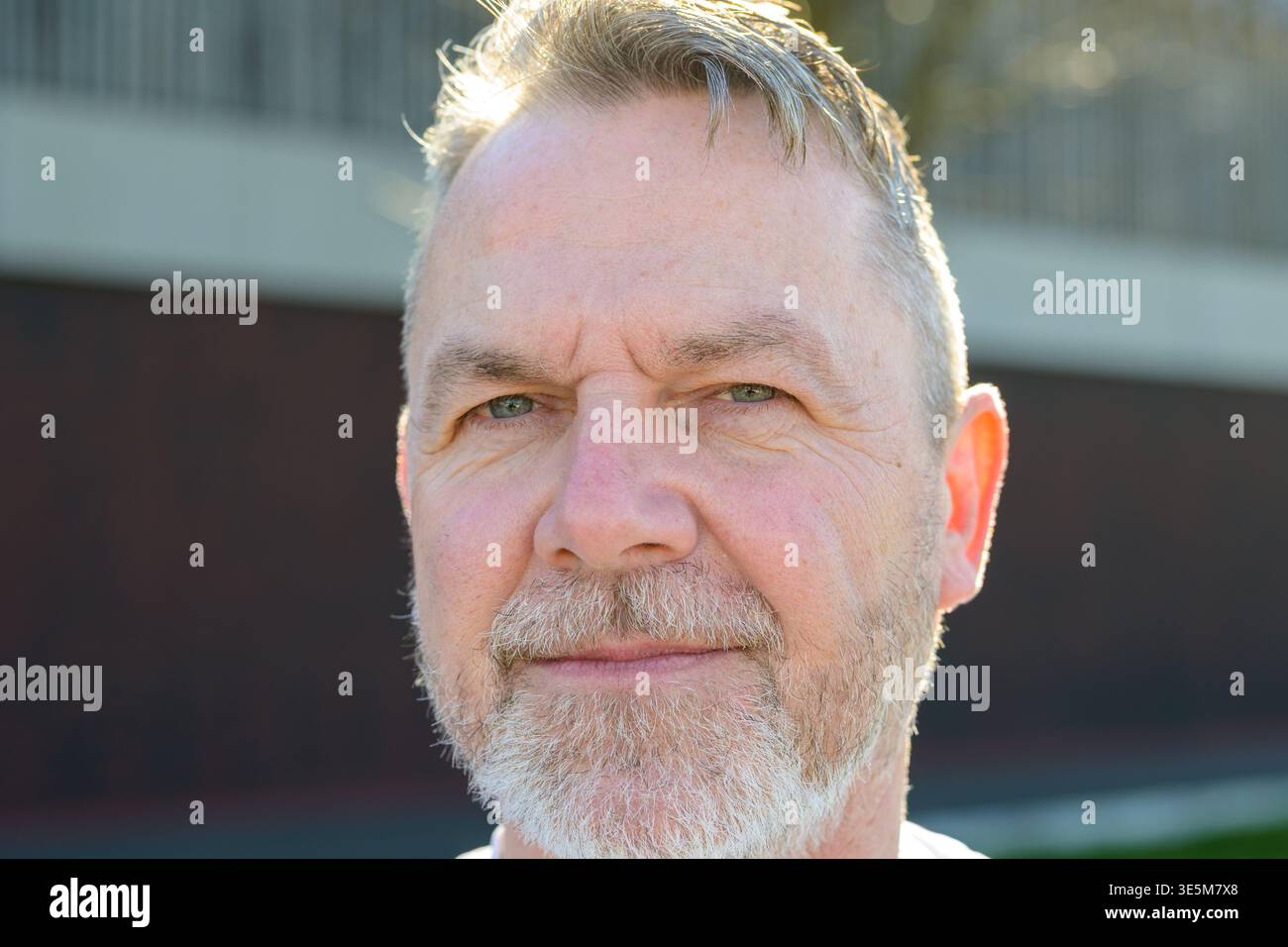 Porträt eines Reifen Mannes, der in die Ferne blickt, in natürlichem Sonnenlicht. Stockfoto