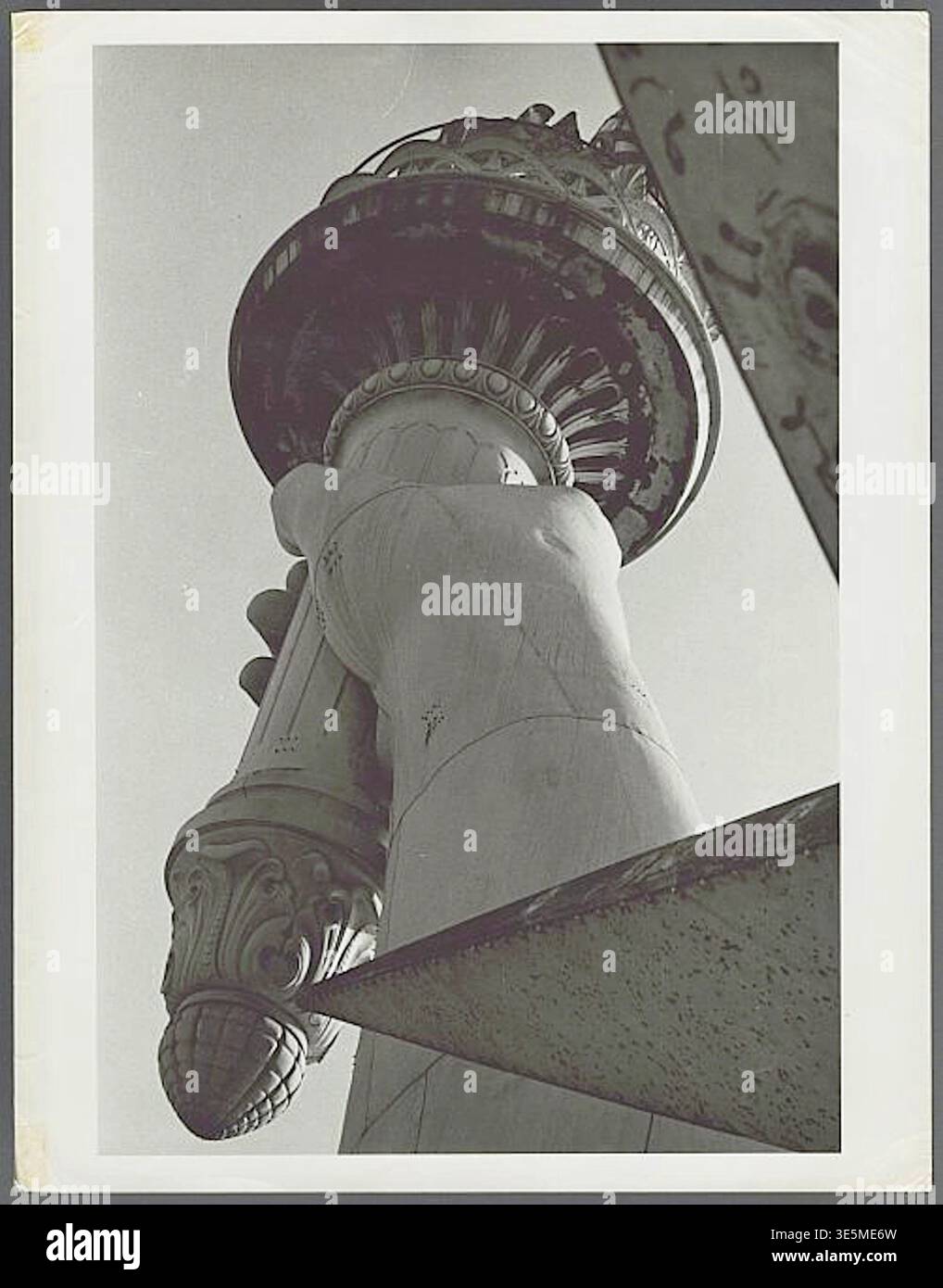 Anthony Angel (1906–1967) – Fackel und Hand der Freiheitsstatue – 1952 Stockfoto