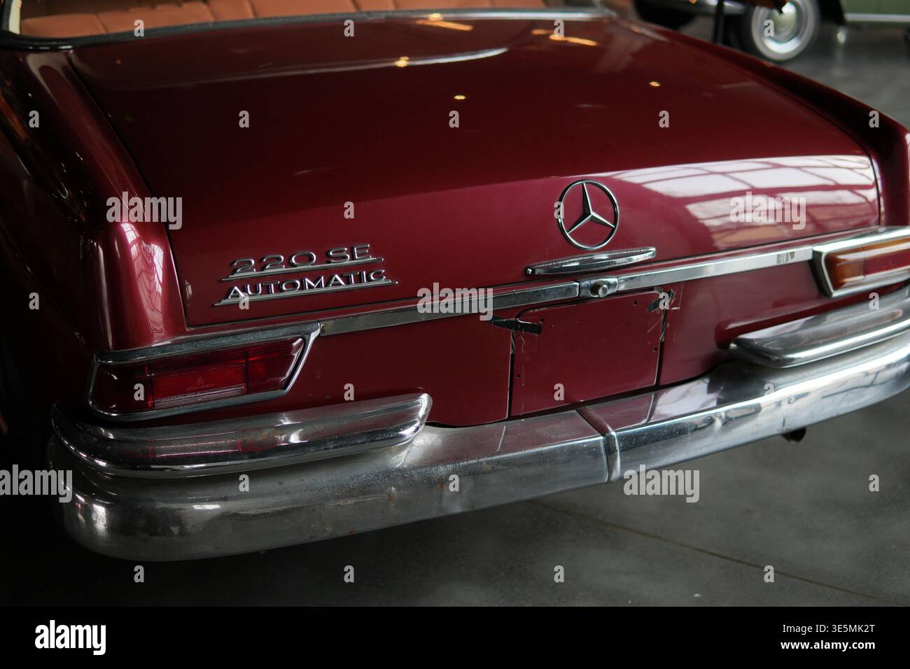 Shanghai 2. märz 2026 Red Classic Mercedes 220SE Automatic Cabriolet mit Retro-Design, glänzendem Chrom und ikonischer Emblem-Hervorhebung Stockfoto
