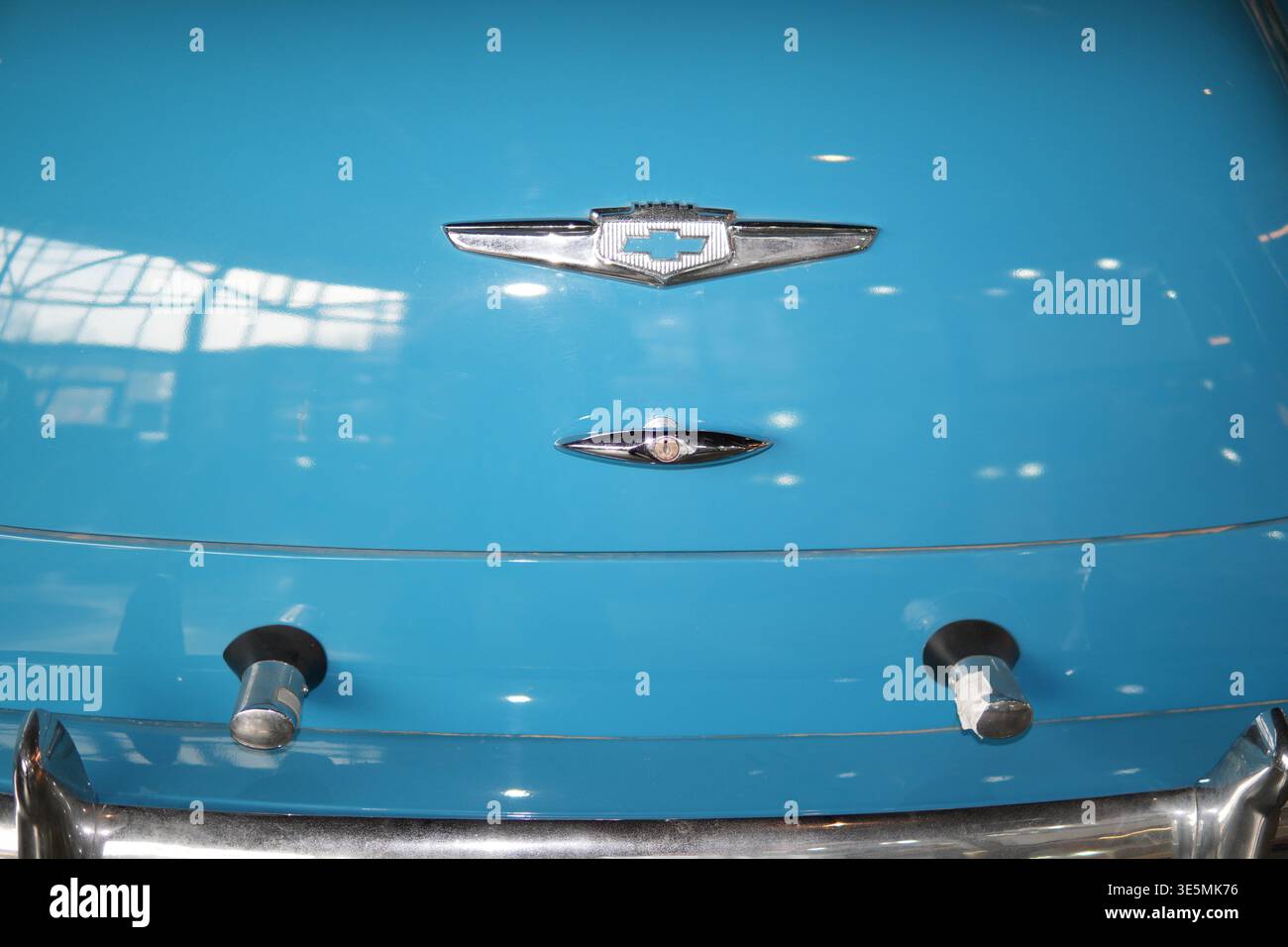 Shanghai 2. märz 2026 Chevrolet-Emblem und verchromter Kofferraumblatt auf einem glänzend blauen Oldtimer, das klassisches Automobil-Design und Retro-Eleganz präsentiert Stockfoto