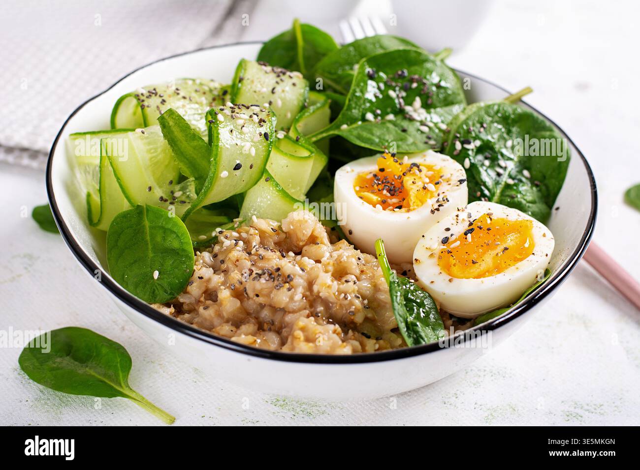 Nahrhafte Frühstücksschale mit Haferflocken und Gemüse Stockfoto