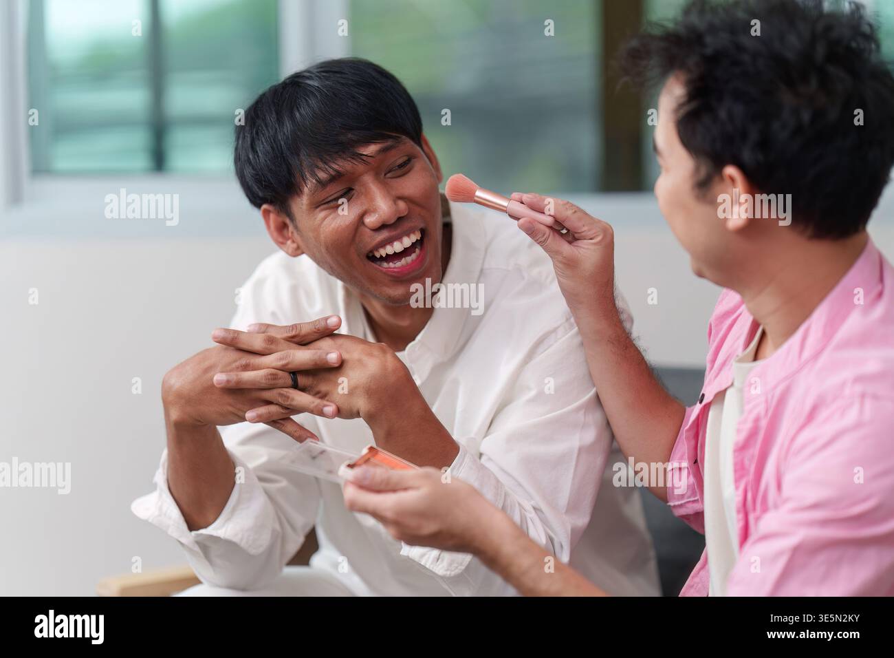 Fröhliche Make-up-Anwendung, die den Stolz und die Vielfalt der LGBTQ feiert Stockfoto