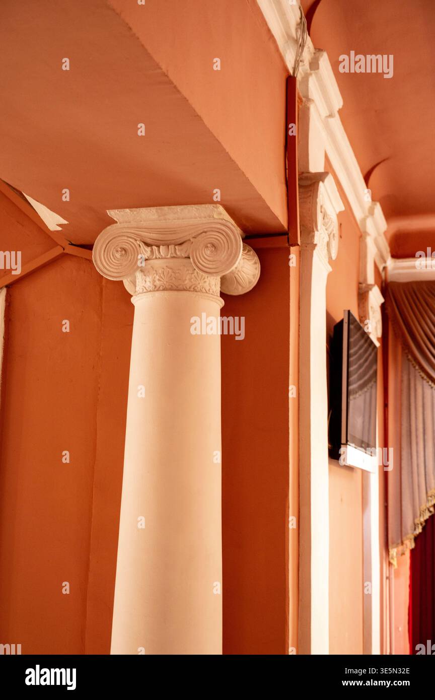 Dekorative weiße Säule in einem großen Innenraum. Neoklassizistische Architektur Stockfoto