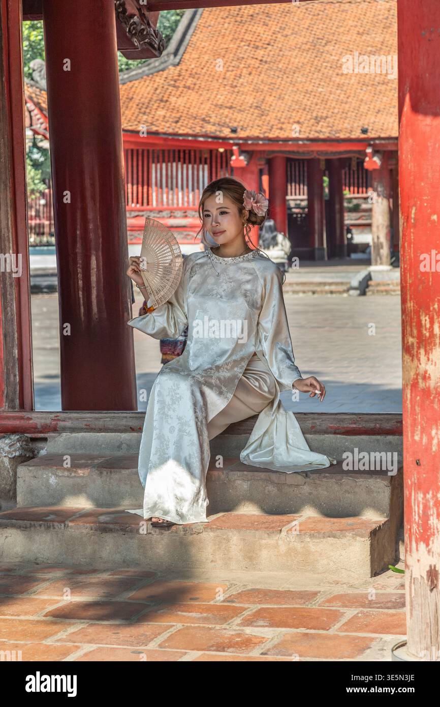 Eine Dame in traditioneller Kleidung posiert für ein Foto in Hanoi, Vietnam. Stockfoto