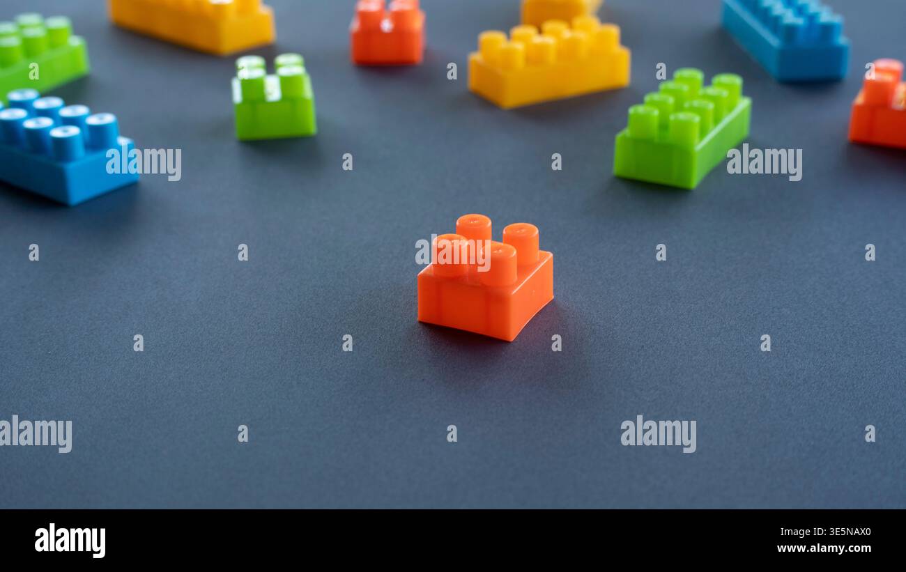 Kleiner orangefarbener Spielstein im Mittelpunkt der dekorativen Spielszene Stockfoto